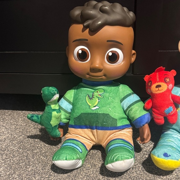 CoComelon JJ and Cody 12” Singing Plush Doll Set - Green and Blue - Picture 2 of 7